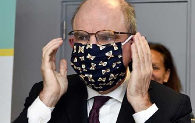 Бельгийский министр не смог с первого раза надеть маску