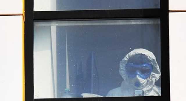 Жаловавшийся на нехватку средств защиты российский врач выпал из окна