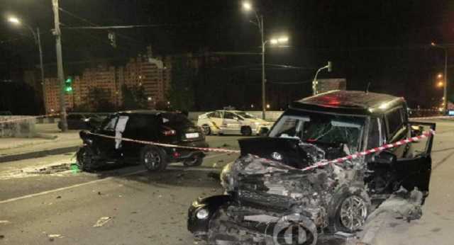 Не смогли поделить свободный перекресток на Троещине: в Киеве в ДТП пострадали люди