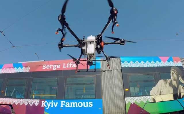 “Столичний кіберпанк”: Кличко дезінфікує Київ дронами