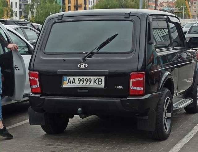 В Украине заметили "Ниву" с номерами за 36 000 грн