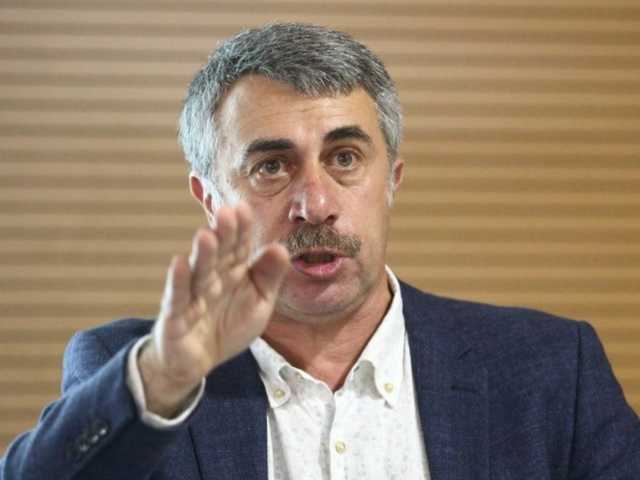 Лишать пенсии пожилых людей за выход на улицу, – Комаровский