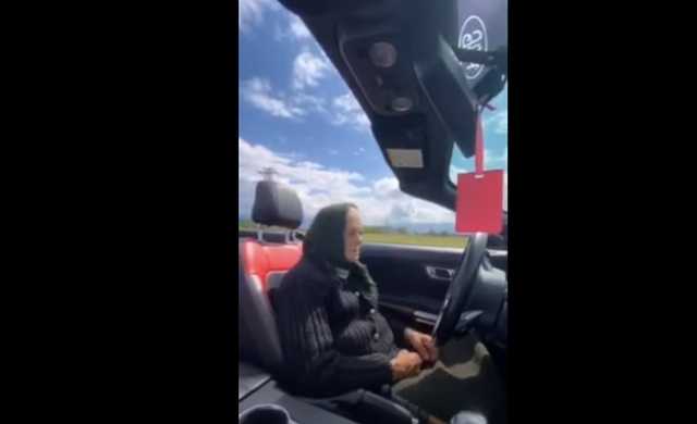 90-річна закарпатка підірвала мережу спортивною їздою на кабріолеті Mustang