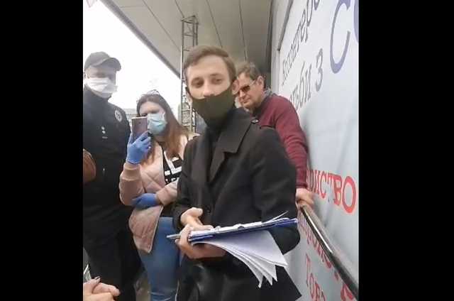 Штаб "Руху Опору Капітуляції" в Днепре окружен полицией: часть символики заклеили