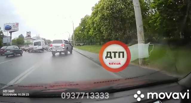 В Киеве микроавтобус задел четыре автомобиля и влетел в дерево, есть погибший