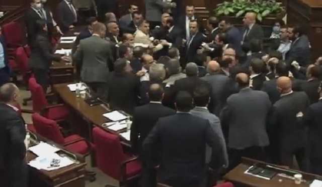 В Армении депутаты устроили массовую драку