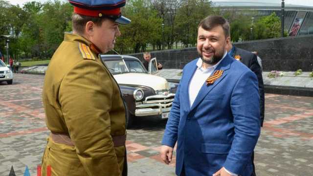 Главарь боевиков Пушилин возглавил «Бессмертный полк» в Донецке за рулем «Победы»: появились фото