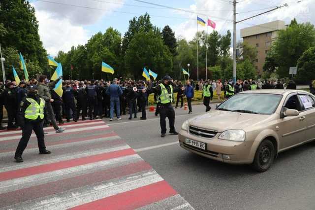 В Запорожье произошла стычка между участниками акции «Полк Победы» и проукраинскими активистами