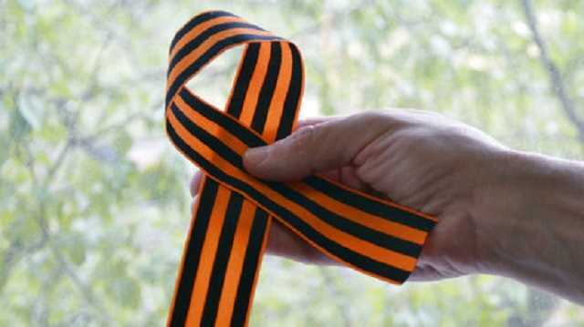 В Одессе женщина вывесила на своем балконе георгиевскую ленту