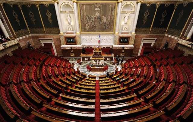 Во Франции продлили действие чрезвычайного положения