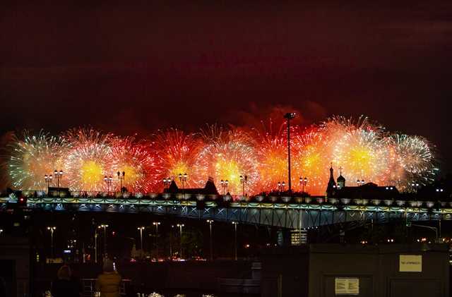 Россию упрекнули в помпезном салюте на 9 мая в разгар коронавируса