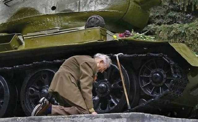 В РФ у 92-річного ветерана на День перемоги вкрали медаль і гроші