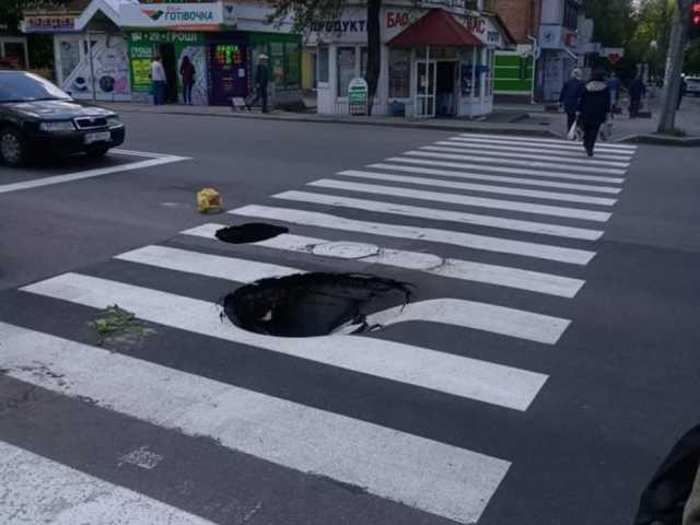 В Виннице на проезжей части на «зебре» образовалась дыра