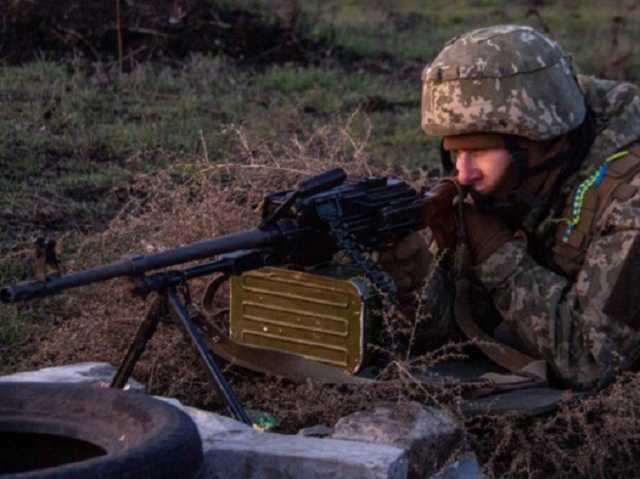 Украинские военные открыли ответный огонь по позициям боевиков на Донбассе