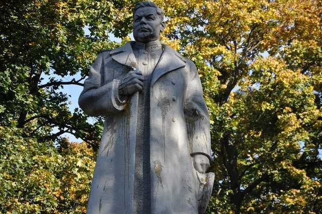 Внук Ватутина согласен на перенос могилы деда из Киева, но с "военными почестями"