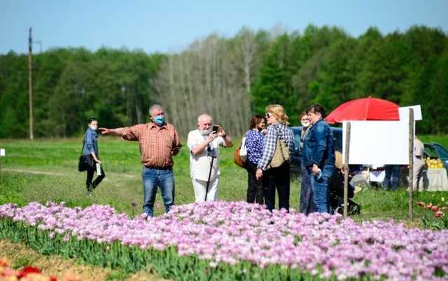 Украинцы массово вышли на улицы в первый день ослабленного карантина
