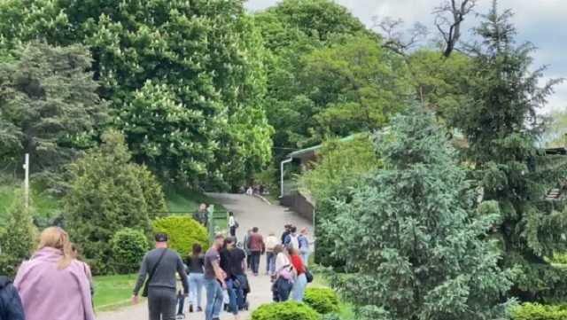 В масках единицы! Киевляне массово нарушают карантин в ботсаду и Межигорье