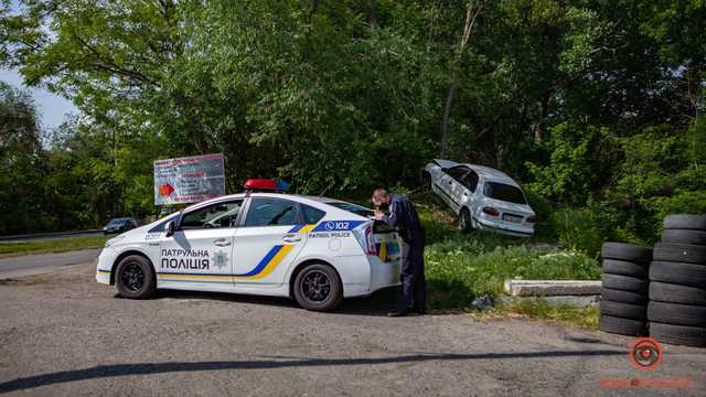 В Днепре Daewoo вылетел в лесопосадку и врезался в дерево