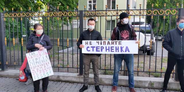 Під Головним слідчим управлінням СБУ збираються люди на підтримку Сергія Стерненка