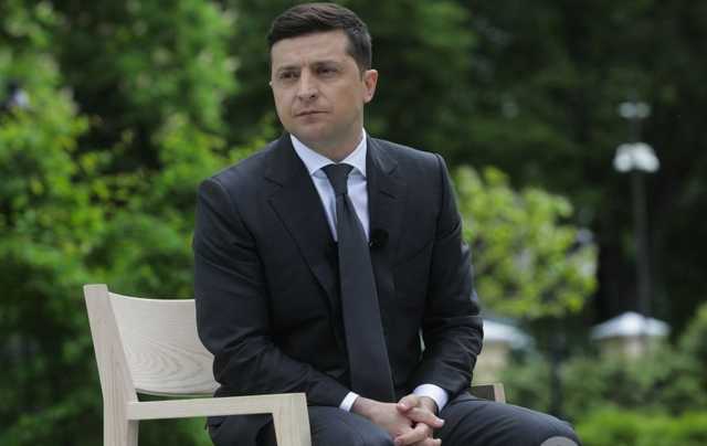 Зеленскому грели стул перед пресс-конференцией феном: веселое видео попало в сеть