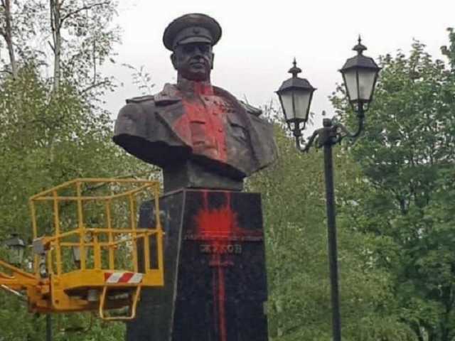 В Харькове второй день подряд обливают краской скандально известный памятник Жукову