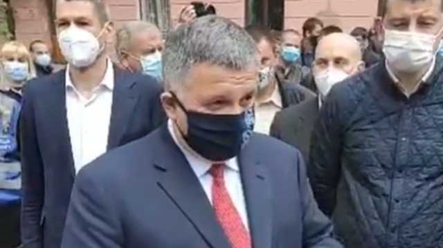 В Черновцах Авакова встретили пикетом люди, недовольные планом развития региона и медреформой