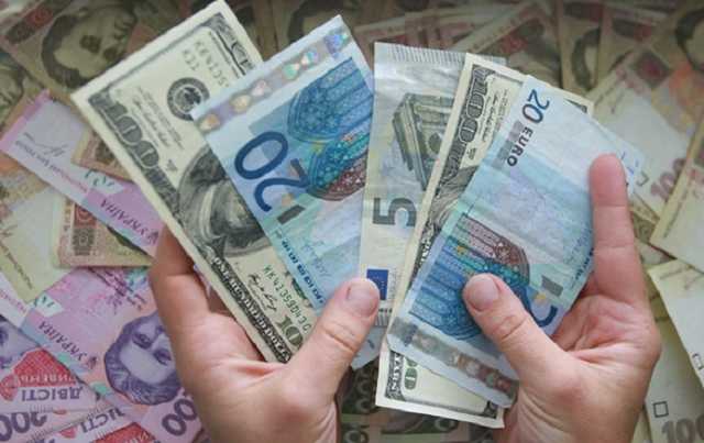 Украина может недополучить от заробитчан $6 млрд. Давление на гривну усилится