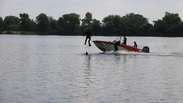 В Киеве спасатели вытащили из холодного Днепра у памятника Лыбеди пьяного мужчину