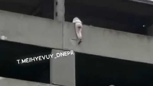 Висела на верхнем этаже недостроя: в Днепре засняли опасные игры подростков