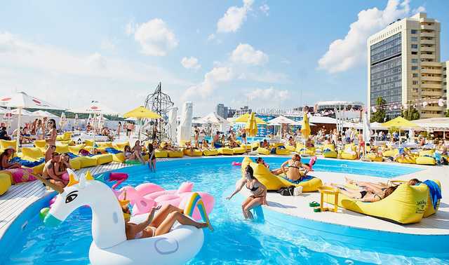 В КГГА объяснили, почему пляжи открывать можно, а бассейны — нет