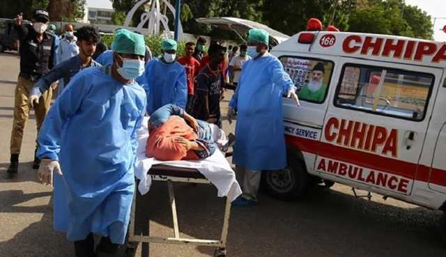 На месте крушения самолета в Пакистане найдены десятки выживших