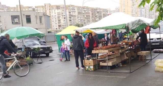 В Киеве развернулась стихийная торговля: жители боятся вспышки коронавируса