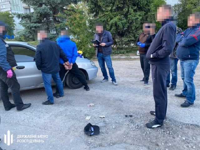 В Запорізькій області поліцейського викрили в торгівлі наркотиками