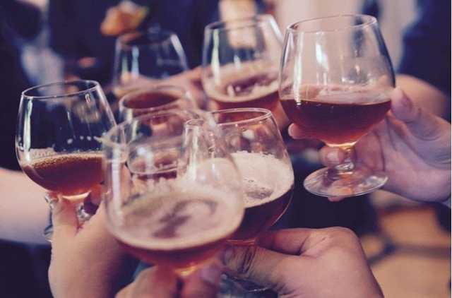 Одну из девочек забрала "скорая": в Ровно подростки перебрали с алкоголем