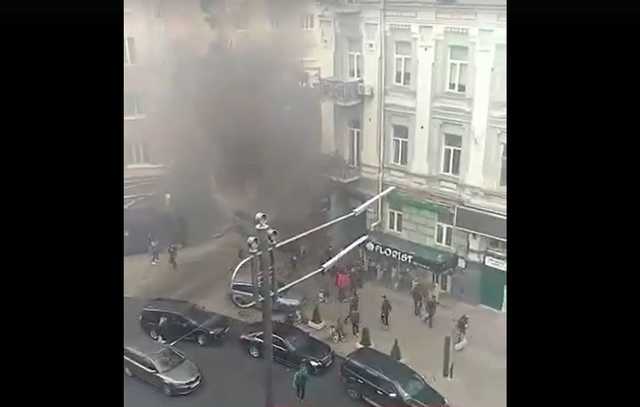 В Киеве произошли стычки возле офиса Медведчука: сообщают о взрыве
