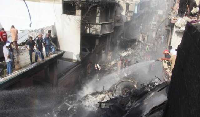 Момент катастрофы пассажирского самолета в Пакистане попал на видео