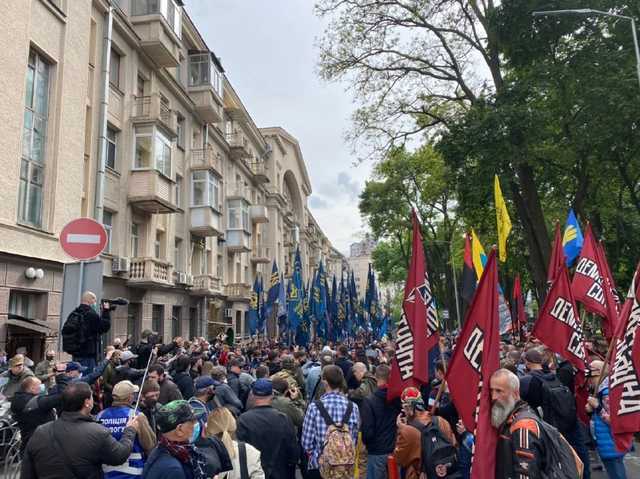 Учасники акції “Стоп реванш” прийшли додому до Зеленського