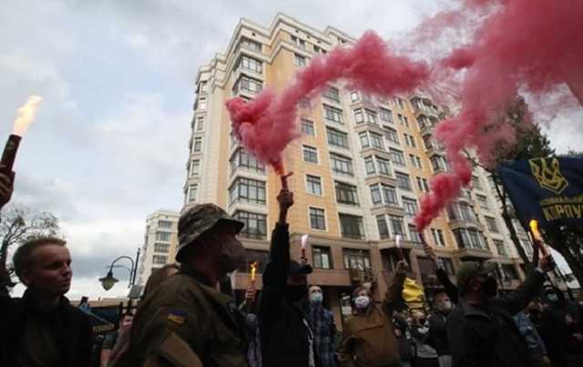 Активісти обклеїли плакатами паркан під будинком Зеленського