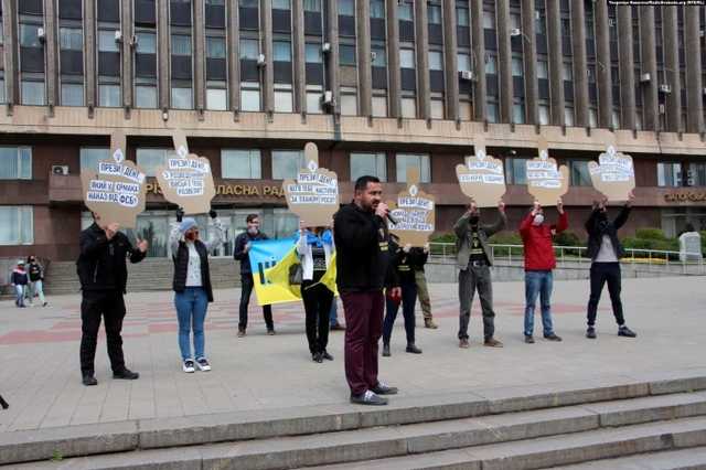 “Стоп реванш”: у Дніпрі біля ОДА хочуть встановити червоно-чорний прапор
