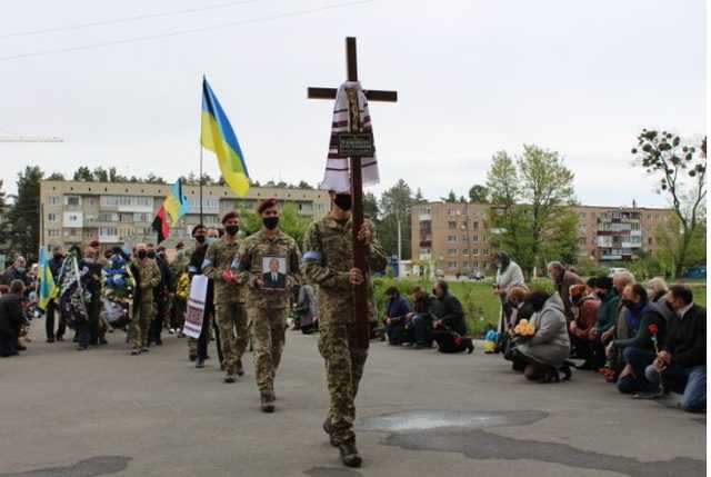 Было всего 18 лет: в Славуте попрощались с героем, защищавшим Луганский аэропорт