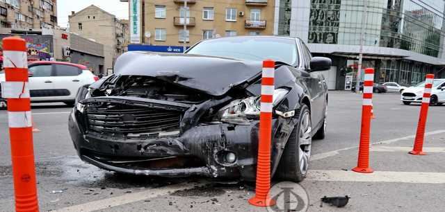 Машина на клумбе, дети в больнице: эксклюзивные фото серьезного ДТП в центре Киева