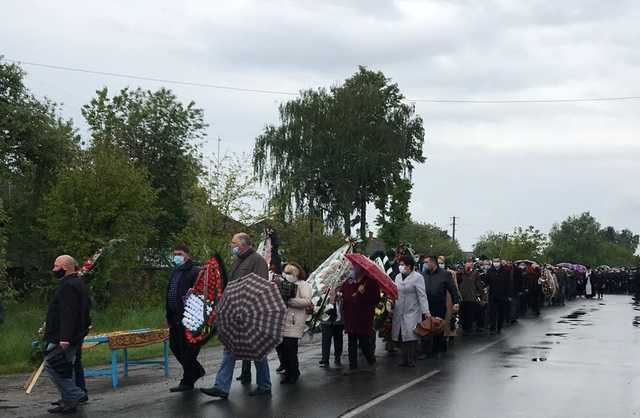Нардепа Давыденко похоронили на Черниговщине: пришли сотни людей
