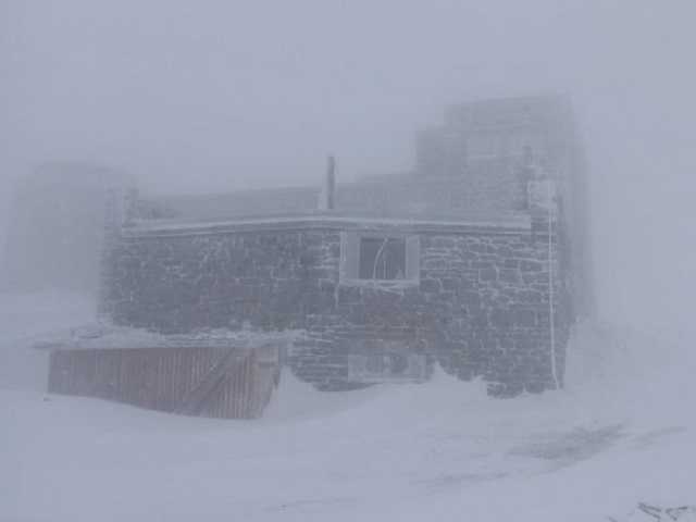 Карпаты продолжает заметать снегом за считанные дни до начала лета