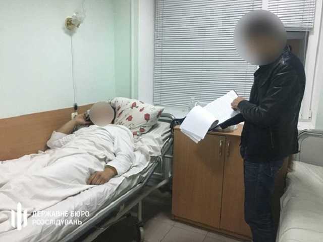 На Черкащині поліцейські побили чоловіка і вимагали у нього хабар