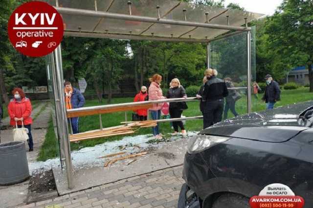 В Киеве авто влетело в остановку с людьми