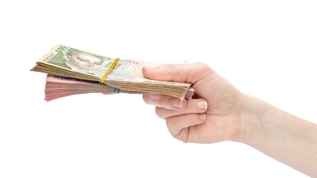 Зарплаты украинцев на карантине сократились почти на треть, – опрос