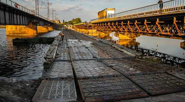 Под Днепром на месте обрушившегося моста открыли понтонную переправу