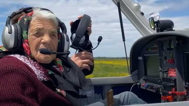 На Закарпатье 90-летняя бабушка поуправляла самолетом, теперь хочет прыгнуть с парашютом