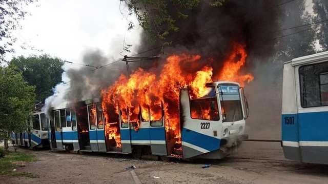 В Днепре на ходу вспыхнул трамвай с пассажирами