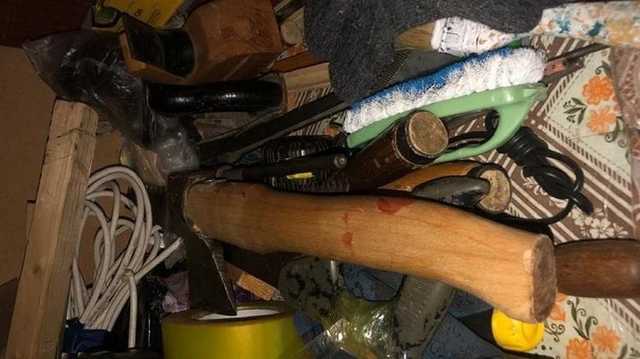 В Киеве пьяный муж дважды ударил жену топором по голове